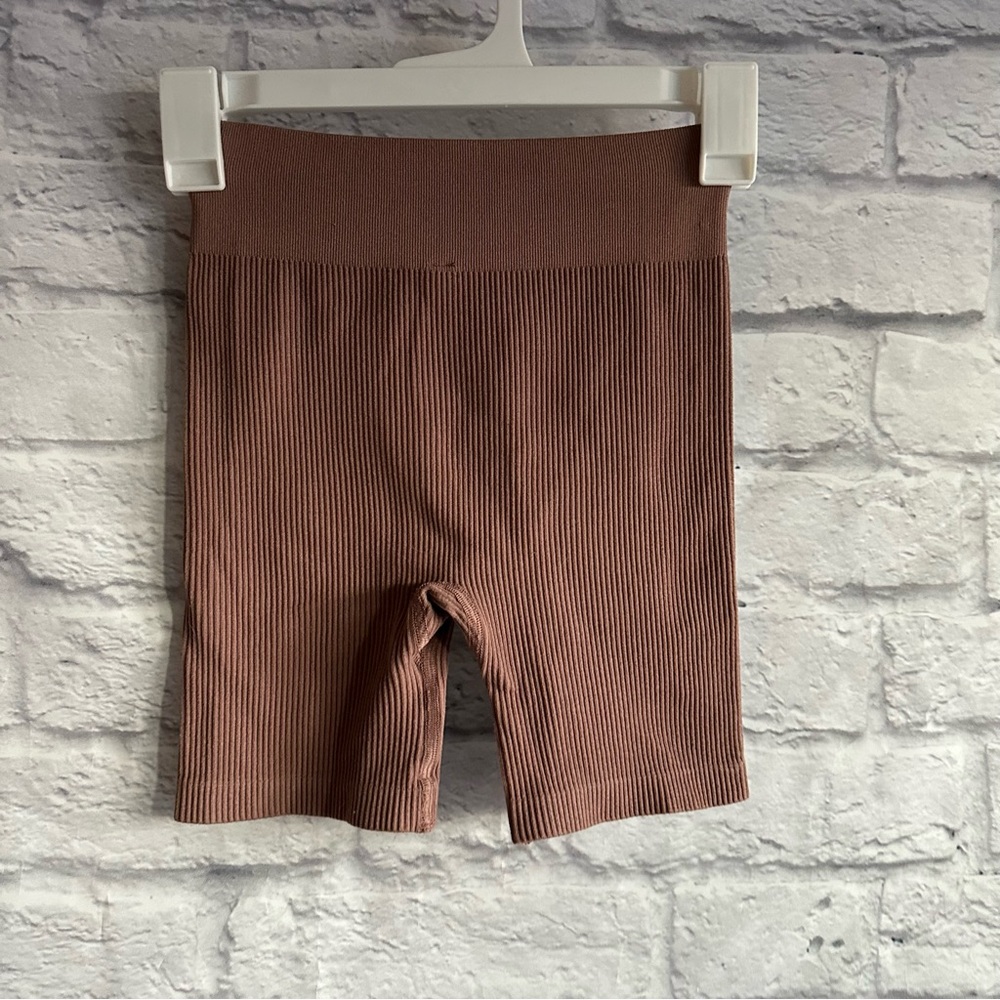 PREOWNED FREE PEOPLE OUT FROM UNDER RIBBED BROWN MAUVE BIKE SHORTS XS/ S